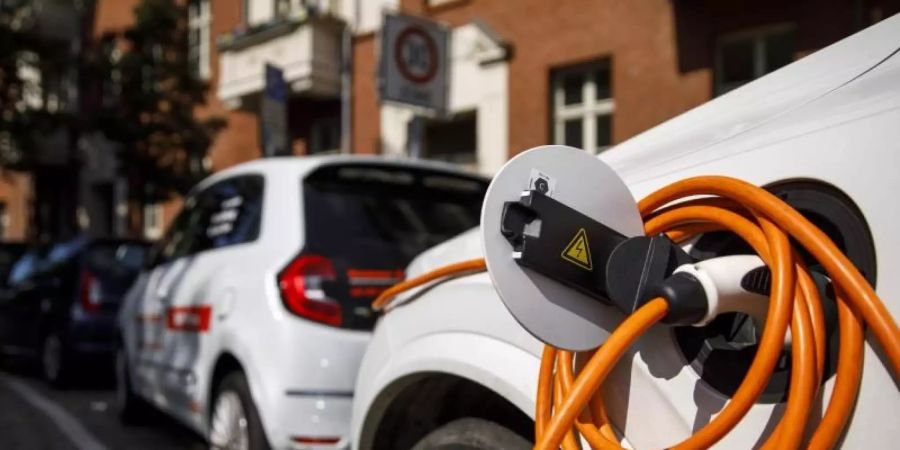 Einer Untersuchung der Allianz zufolge sind E-Autos teurer in der Reparatur als herkömmliche Autos. Foto: Carsten Koall/dpa