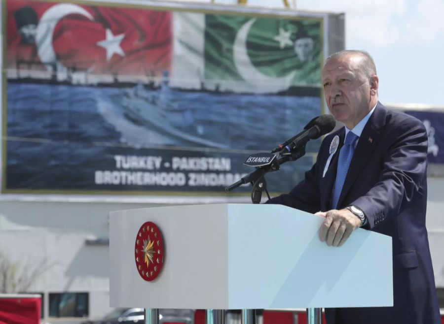 Der türkische Präsident Recep Tayyip Erdogan spricht während einer Marinezeremonie in Istanbul, Türkei, Sonntag, 15. August 2021