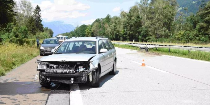 An den Fahrzeugen und der Strassenanlage entstand Sachschaden von rund 15'000 Franken. Unfall