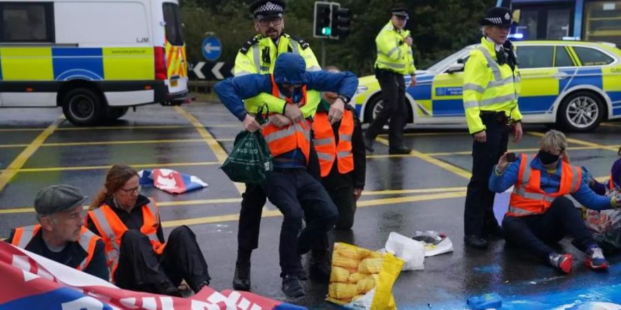 30 bis 40 Klimaaktivisten blockierten zum sechsten Mal innerhalb weniger Wochen einen Teil der Londoner Ringautobahn M25. Foto: Steve Parsons/PA Wire/dpa