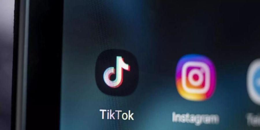 Das Logo der App TikTok (l) auf dem Bildschirm eines Smartphones. Foto: Fabian Sommer/dpa