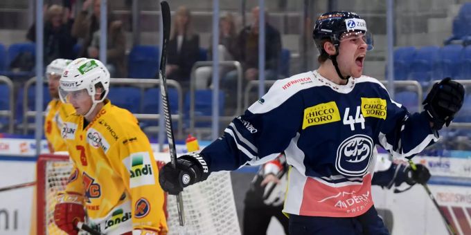 Ambris André Heim jubelt über seinen Treffer zum 3:0 im Spiel der National League gegen Biel. EHC Biel National League