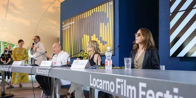 Musikerin Kim Gordon (Mitte) und Schriftstellerin Rachel Kushner (rechts) haben im Rahmen des 74. Locarno Film Festival über ihre Arbeit gesprochen. Musikerin Kim Gordon (Mitte) und Schriftstellerin Rachel Kushner (rechts) haben im Rahmen des 74. Locarno Film Festival über ihre Arbeit gesprochen.