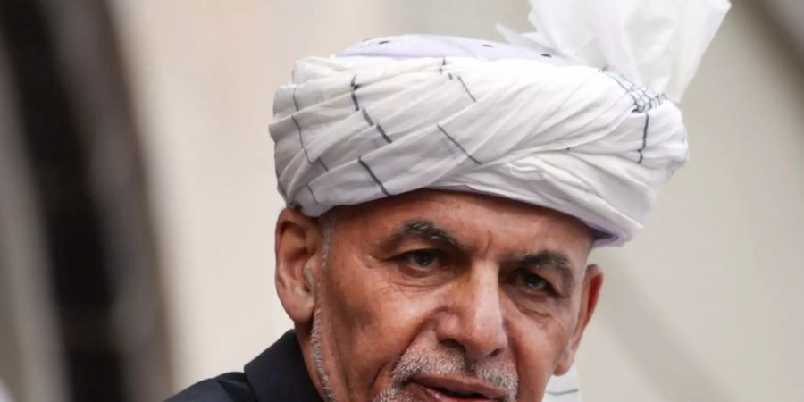 ARCHIV - Aschraf Ghani, Präsident von Afghanistan, spricht während seiner Amtseinführungszeremonie im Präsidentenpalast. Foto: Rahmat Gul/AP/dpa