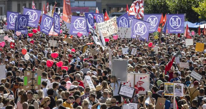 Demonstranten bei einer Kundgebung gegen die Massnahmen zur Eindämmung des Coronavirus auf dem Neumarkt in Winterthur. SCHWEIZ CORONAVIRUS PROTEST