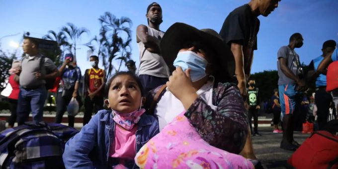 Del Rio/Washington - Rund 14 500 Migranten unter Brücke - USA setzen auf Abschiebeflüge