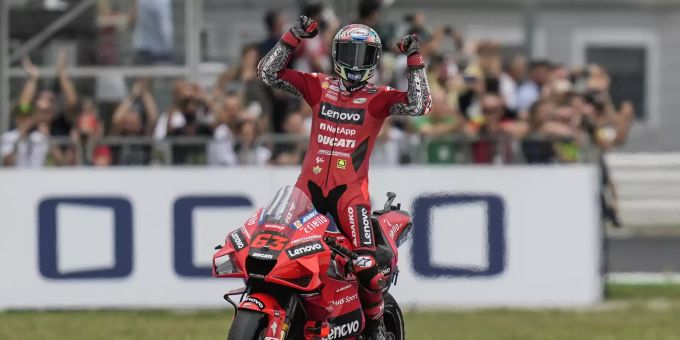 Der italienische Motorradrennfahrer Francesco Bagnaia holt zum zweiten Mal den MotoGP-Sieg. Francesco Bagnaia MotoGP