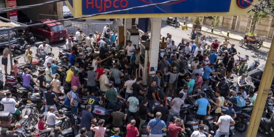 Motorrad- und Rollerfahrer warten an einer Tankstelle. Der Libanon kämpft mit einer Wirtschafts- und Finanzkrise, die zu Engpässen in der Versorgung führt. Foto: Hassan Ammar/AP/dpa