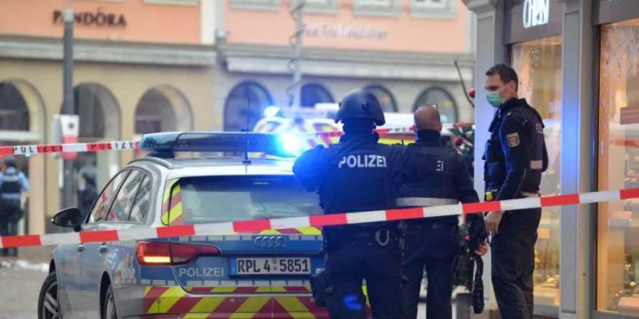 Polizisten in der Fussgängerzone von Trier im Einsatz (2020). Foto: Harald Tittel/dpa