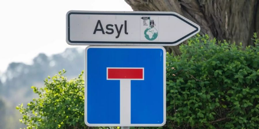 Schild zu einer Asylunterkunft