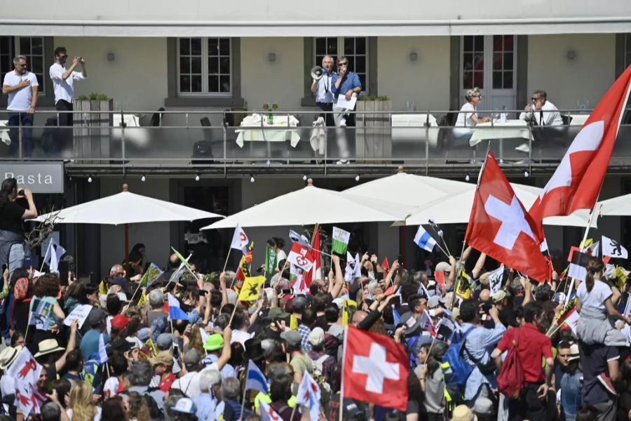 Eine Demonstration gegen die Corona-Massnahmen in Rapperswil-Jona SG, April 2021. In der Mitte ist das Obwaldner Wappen erkennbar.