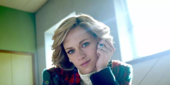 Kristen Stewart als Prinzessin Diana am Set zu «Spencer». kristen stewart