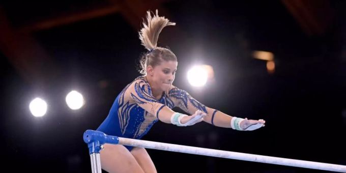 Zeigt grossen Respekt für US-Turn-Star Simone Biles, die auf den Start verzichtete: Elisabeth Seitz am Stufenbarren. Foto: Marijan Murat/dpa Zeigt grossen Respekt für US-Turn-Star Simone Biles, die auf den Start verzichtete: Elisabeth Seitz am Stufenbarren. Foto: Marijan Murat/dpa