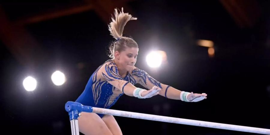 Zeigt grossen Respekt für US-Turn-Star Simone Biles, die auf den Start verzichtete: Elisabeth Seitz am Stufenbarren. Foto: Marijan Murat/dpa