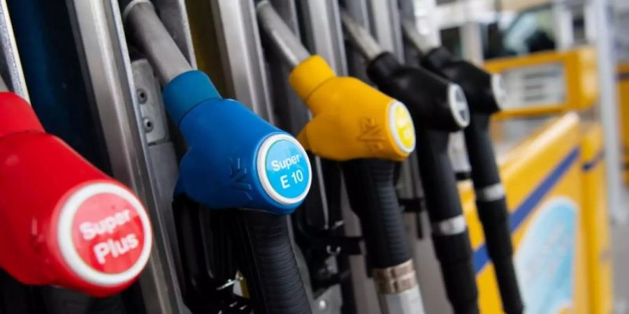 Zapfsäule an einer Tankstelle. Seit einigen Monaten steigen die Energiepreise überdurchschnittlich an. Foto: Sven Hoppe/dpa