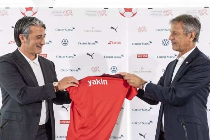 Murat Yakin bekommt an seiner Vorstellung von SFV-Präsident Dominique Blanc ein spezielles Trikot der Nati überreicht. yakin schweizer nati blanc