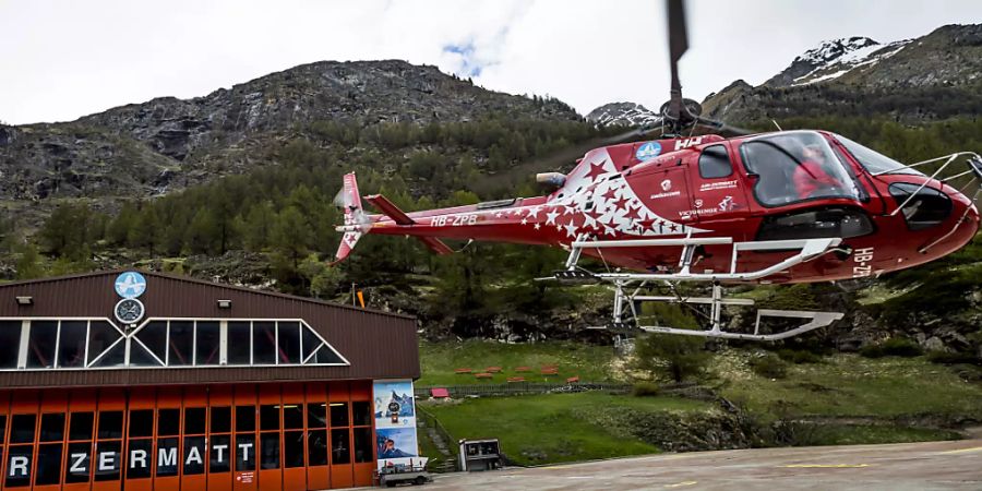 Ein 30-jähriger Portugiese ist nach einem Sturz von einem Sesselbahnmasten oberhalb von Zermatt VS im Spital seinen Verletzungen erlegen. (Archivbild)