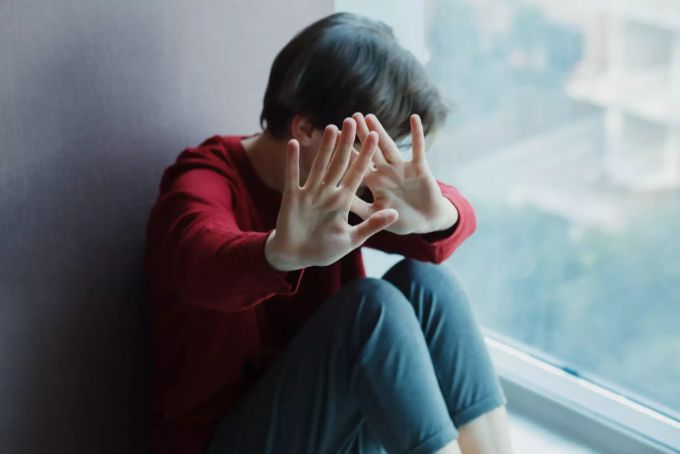 Neurotypische Freunde und Familienmitglieder können sich besser auf die Eigenheiten der Person einstellen. Familienmitglieder