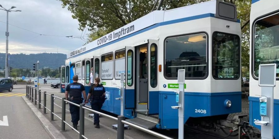 Die Verkehrsbetriebe Zürich (VBZ) stellen das Impftram zur Verfügung. Es hält an zentralen Haltestellen auf dem Streckennetz.