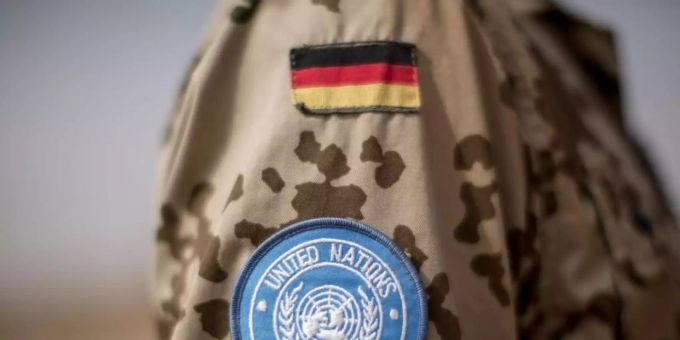 Das Logo der Vereinten Nationen ist an der Uniform eines Soldaten der Bundeswehr angebracht. Foto: picture alliance / dpa Das Logo der Vereinten Nationen ist an der Uniform eines Soldaten der Bundeswehr angebracht. Foto: picture alliance / dpa