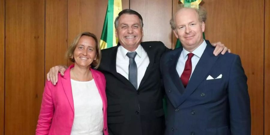 Jair Bolsonaro (M) posiert mit Beatrix von Storch und ihrem Ehemann Sven von Storch für ein Foto. Foto: Team von Storch/dpa