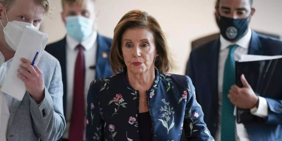 Nancy Pelosi (M), Vorsitzende des US-Repräsentantenhauses, kommt zu einer Pressekonferenz. Foto: J. Scott Applewhite/AP/dpa