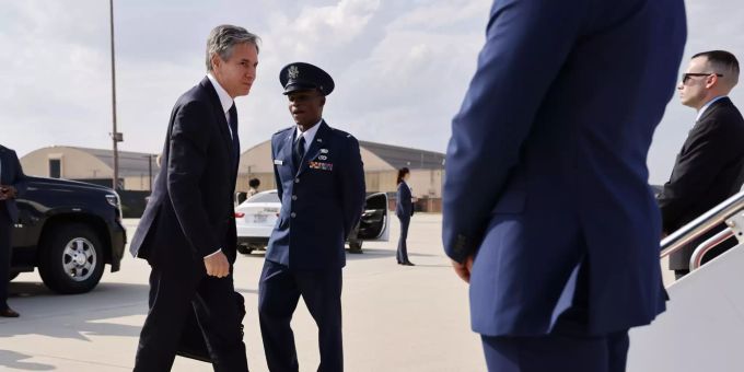 US-Aussenminister Antony Blinken steigt in ein Flugzeug. US Blinken
