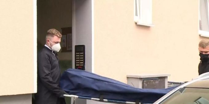 Bestatter bringen das Opfer zu ihrem Fahrzeug. Foto: TNN/dpa Bestatter bringen das Opfer zu ihrem Fahrzeug. Foto: TNN/dpa