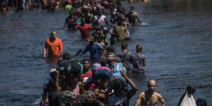 Migranten waten durch den Rio Grande und hoffen auf Zuflucht in den USA. Foto: Felix Marquez/AP/dpa Migranten waten durch den Rio Grande und hoffen auf Zuflucht in den USA. Foto: Felix Marquez/AP/dpa
