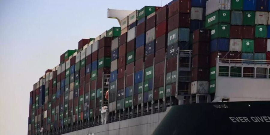 Das Containerschiff «Ever Given» im Suezkanal. Foto: Mahmoud El-khawas/dpa