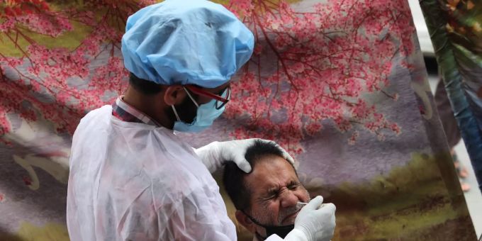 Ein Sanitäter entnimmt einem Mann eine Nasenabstrichprobe, um den Antigen-Schnelltest für Covid-19 während der Antigen-Schnelltest- und Impfaktion in Srinagar, der Sommerhauptstadt des indischen Kaschmir, durchzuführen, 05. Juli 2021. Indien