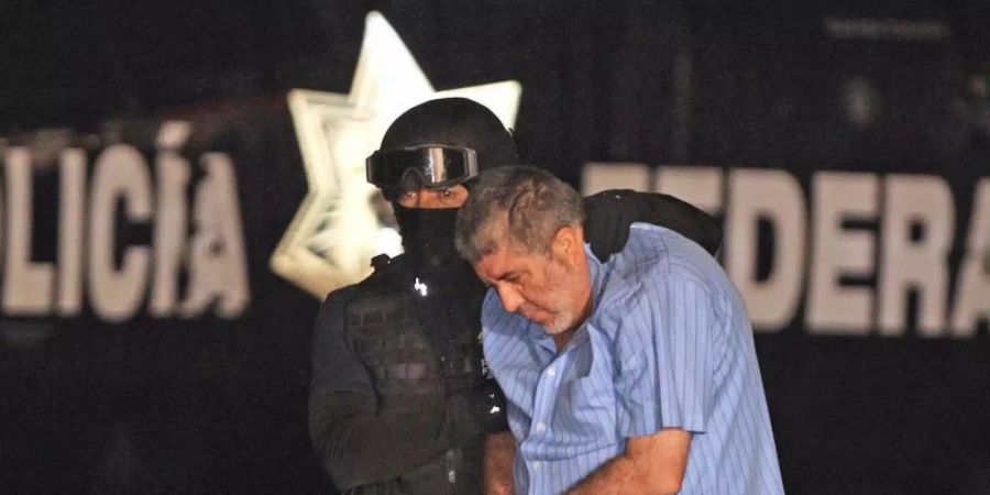 Vicente Carrillo Fuentes alias «El Viceroy» wird von einem Polizisten abgeführt (2014). Foto: Mario Guzman/EFE/dpa