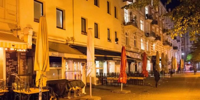 Hochgestellte Stühle und Bänke im Schanzenviertel. In Hamburg startet am Samstag ein 2-G-Modell für Geimpfte und Genesene. Foto: Daniel Bockwoldt/dpa Hochgestellte Stühle und Bänke im Schanzenviertel. In Hamburg startet am Samstag ein 2-G-Modell für Geimpfte und Genesene. Foto: Daniel Bockwoldt/dpa
