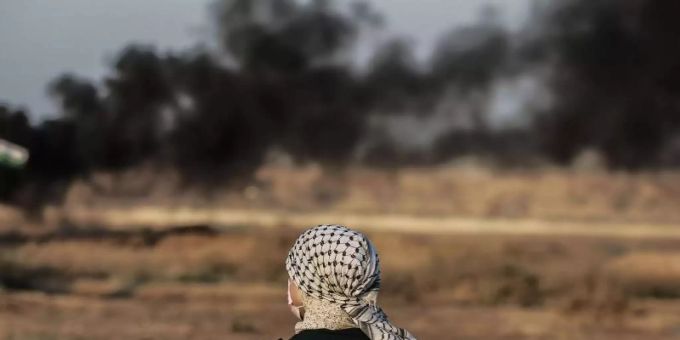 Protest an der Grenze zu Israel. Bei Konfrontationen zwischen Palästinensern und israelischen Soldaten wurden zahlreiche Menschen verletzt. Foto: Mohammed Talatene/dpa Protest an der Grenze zu Israel. Bei Konfrontationen zwischen Palästinensern und israelischen Soldaten wurden zahlreiche Menschen verletzt. Foto: Mohammed Talatene/dpa