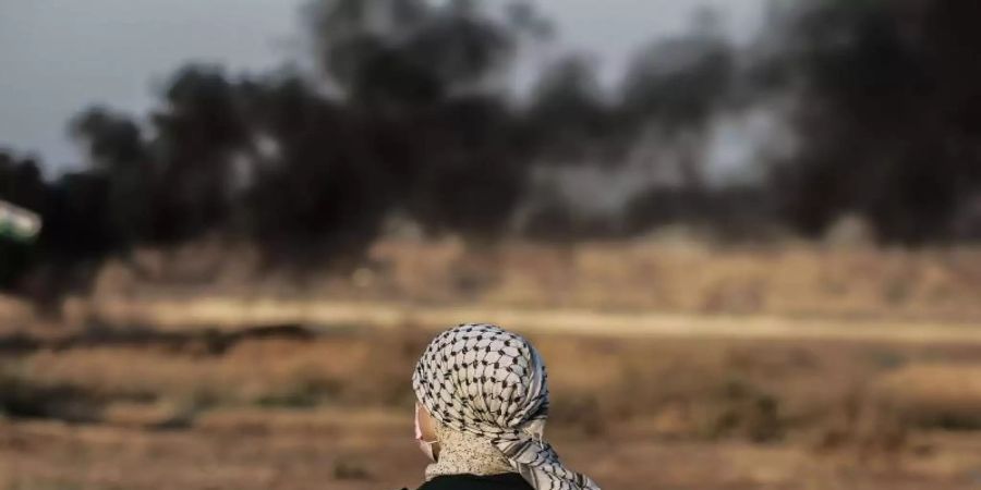 Protest an der Grenze zu Israel. Bei Konfrontationen zwischen Palästinensern und israelischen Soldaten wurden zahlreiche Menschen verletzt. Foto: Mohammed Talatene/dpa