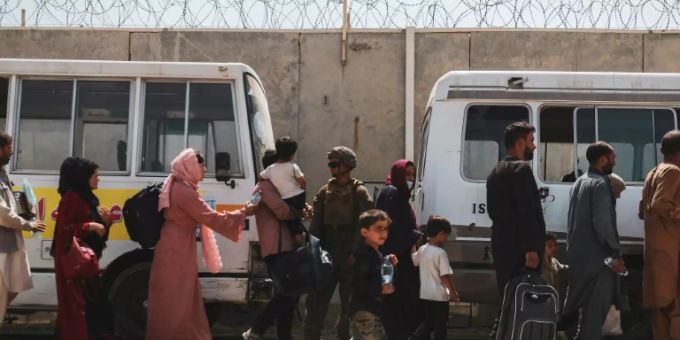 Die USA flogen am Montag erneut tausende Menschen aus Kabul aus Die USA flogen am Montag erneut tausende Menschen aus Kabul aus