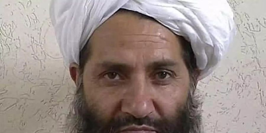 Auf diesem 2016 veröffentlichten Foto posiert der Führer der Taliban, Haibatullah Achundsada, für ein Porträt. Er soll wieder in Afghanistan sein. Foto: Afghan Islamic Press/AP/dpa/Archivbild