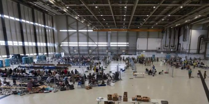 Für die Abfertigung von Passagieren, die zu ihrem nächsten Ziel transportiert werden sollen, wurde ein Wartungshangar in einen kleinen internationalen Flughafen umgewandelt. Foto: Senior Airman Taylor Slater/U.S. Air Force via AP/dpa Für die Abfertigung von Passagieren, die zu ihrem nächsten Ziel transportiert werden sollen, wurde ein Wartungshangar in einen kleinen internationalen Flughafen umgewandelt. Foto: Senior Airman Taylor Slater/U.S. Air Force via AP/dpa