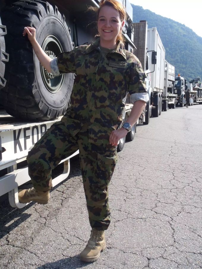 Stefanie Heimgartner neben einem Konvoi der Schweizer Armee im Kosovo. Auch heute setzt sich die Aargauerin im Nationalrat für den Schwerverkehr ein. Kosovo Konvoi Heimgartner