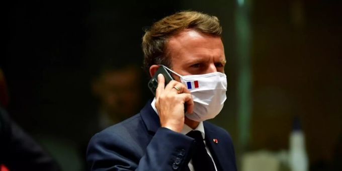 Macron mit einem seiner Diensthandys Macron mit einem seiner Diensthandys