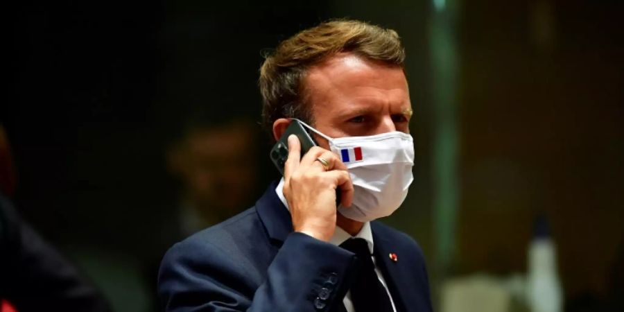 Macron mit einem seiner Diensthandys