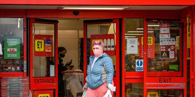 ARCHIV - Eine Frau mit Mundschutz verlässt einen Supermarkt im britischen Caerphilly. Foto: Ben Birchall/PA Wire/dpa ARCHIV - Eine Frau mit Mundschutz verlässt einen Supermarkt im britischen Caerphilly. Foto: Ben Birchall/PA Wire/dpa