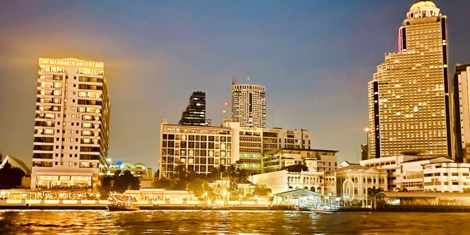 Hotels in der Nacht am Fluss, Mandarin Oriental Bangkok.