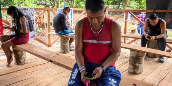Männer Amazonas-Stamm Smartphone Dschungel