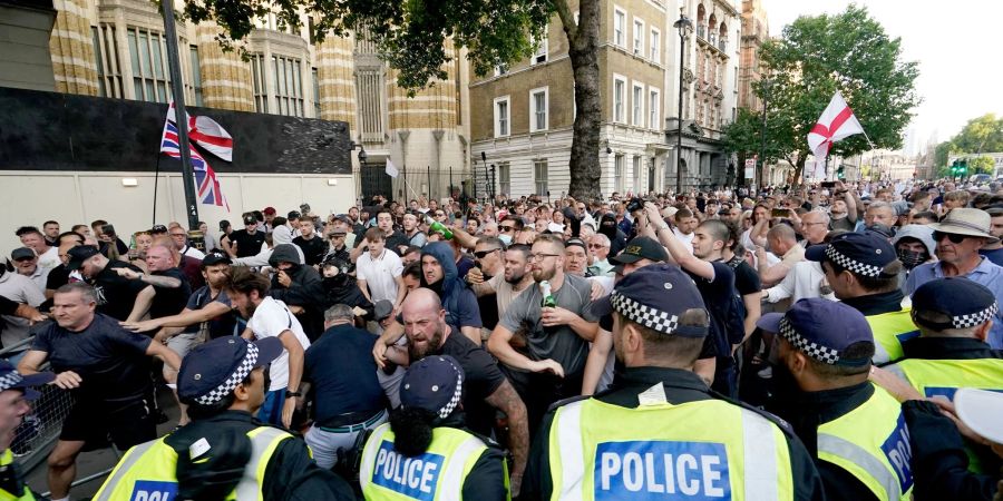 In London eskalierten Proteste von Ultranationalisten.