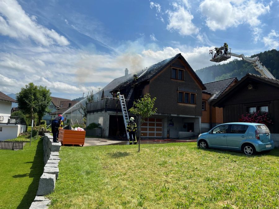 Feuerwehreinsatz wegen Hausbrand.