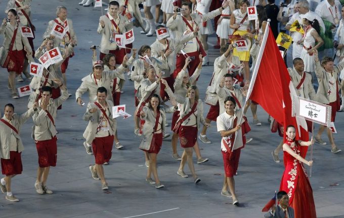 Roger Federer als Fahnenträger bei den Olympischen Spielen 2008 in Peking mit einer rechteckigen Schweizer Fahne. Roger Federer Fahnenträger Olympia