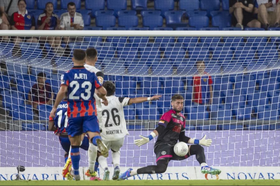 Goalie Amir Saipi bewahrt den FC Lugano in der ersten Halbzeit mehrfach vor einem Gegentor.