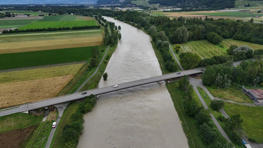 Die Rohne ist übervoll und droht auch hier über die Ufer zu treten.