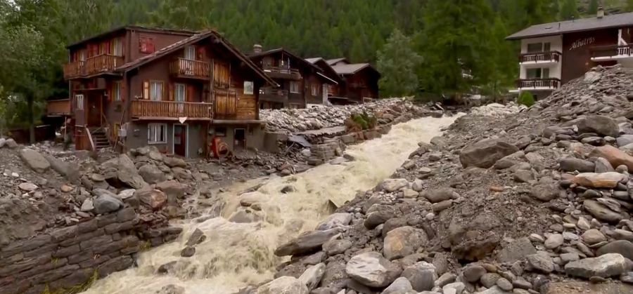 In der Nacht auf Sonntag sind Wasser, Geröll und Schlamm durch das Dorf gedonnert.